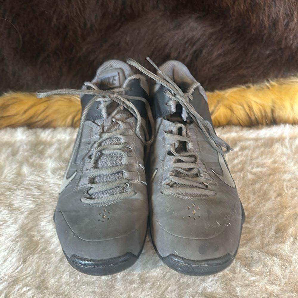 Nike shoes 9.5 (2500)